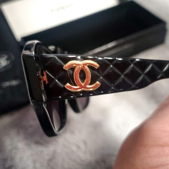 CHANEL Elegant Black Sunglasses with Gold Accent - Picture 6 of 8